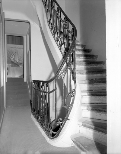 Corps central de l'hôtel de ville, escalier à l'étage.