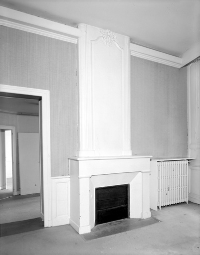 Pièce du premier étage de l'hôtel de ville, cheminée au nord.