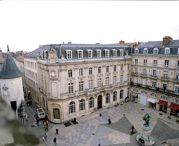 Vue prise du haut du mur d'enceinte de l'Hôtel de Ville.