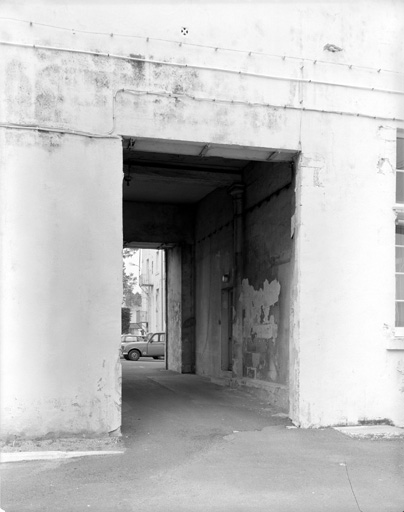 Corps de bâtiment 02, élévation sud, détail du passage couvert.