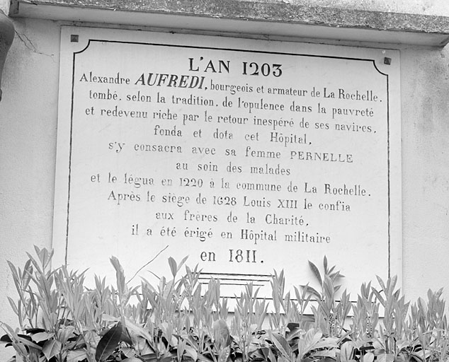 Mur ouest, partie nord, plaque avec inscription.