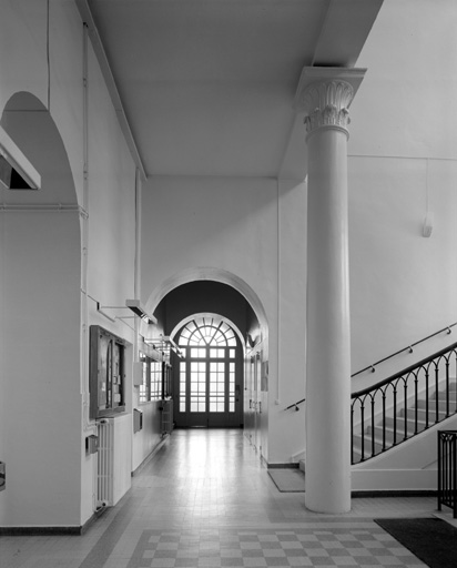 Corps de bâtiment 01, partie sud, rez-de-chaussée, couloir vu vers le sud.