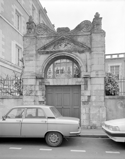 Porte remontée rue Delayant dans le mur du lycée Jean Dautet.