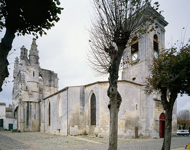 Vue générale sud-est : façade et élévation latérale gauche.