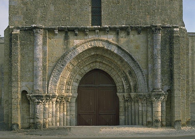 Eglise, façade, partie inférieure