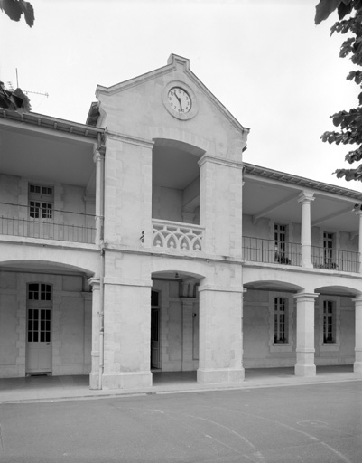 Aile sud, élévation nord sur cour, détail de la partie centrale.