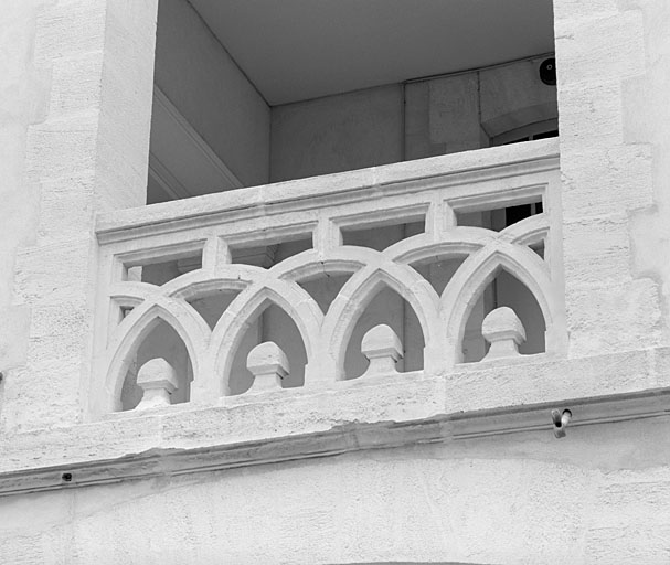 Aile sud, élévation nord sur cour, partie centrale, détail du garde corps.