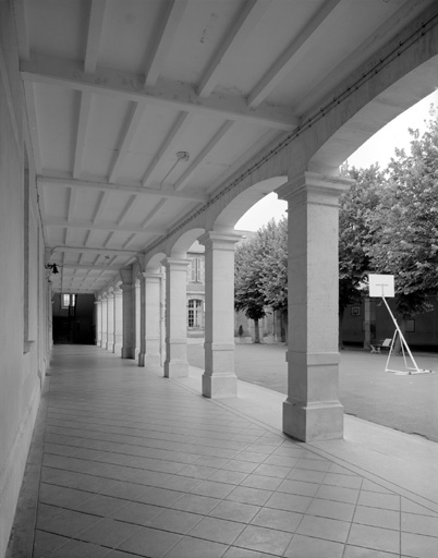 Aile sud, rez-de-chaussée, galerie sur cour vue vers l'ouest.
