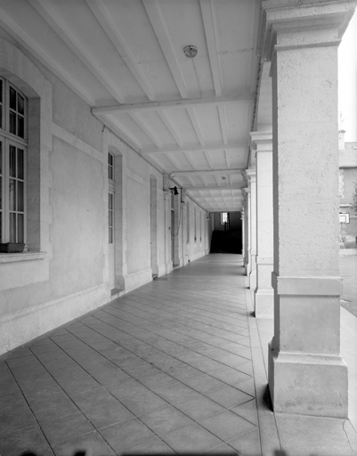 Aile sud, rez-de-chaussée, galerie sur cour vue vers l'ouest.