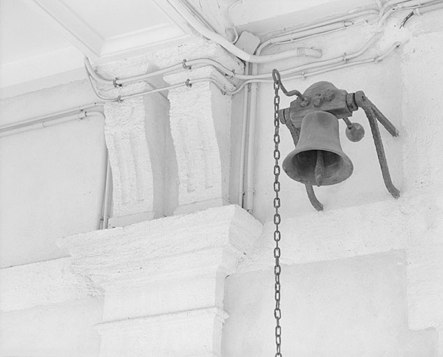 Aile sud, rez-de-chaussée, consoles sous la galerie, à gauche de la porte centrale.