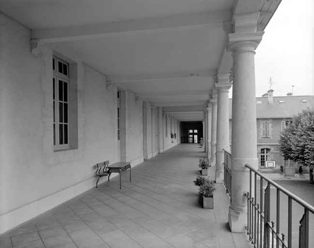 Aile sud, étage, galerie sur cour vue vers l'ouest.