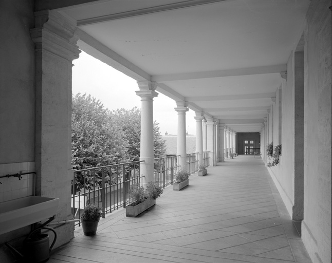 Aile sud, étage, galerie sur cour vue vers l'est.