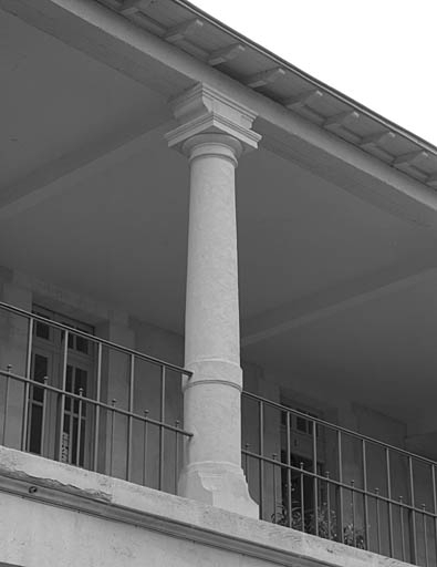 Aile sud, étage, galerie, détail d'une colonne.
