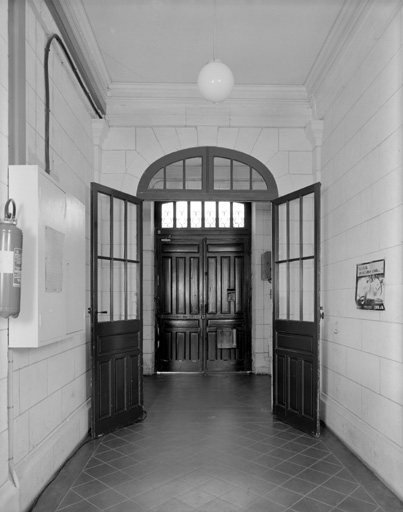 Aile sud, corps central, couloir transversal vu vers la rue.