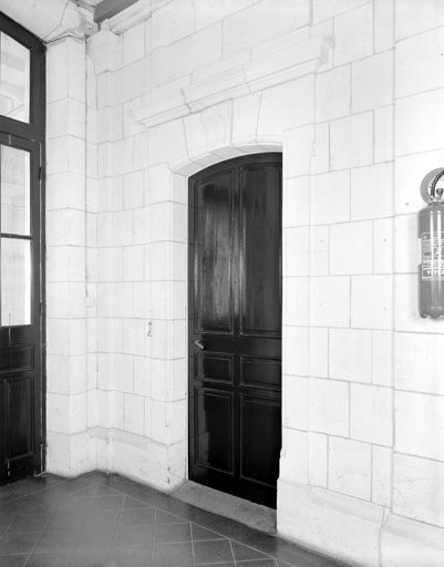 Aile sud, corps central, couloir transversal, porte à l'est.