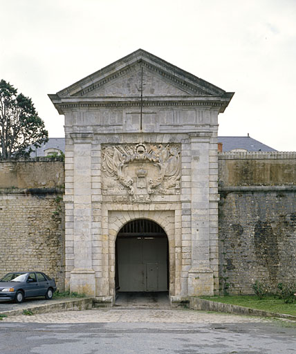 Ouvrage d'entrée, porte, élévation nord.