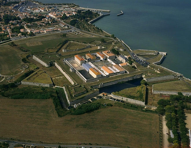 Vue aérienne depuis le sud est.