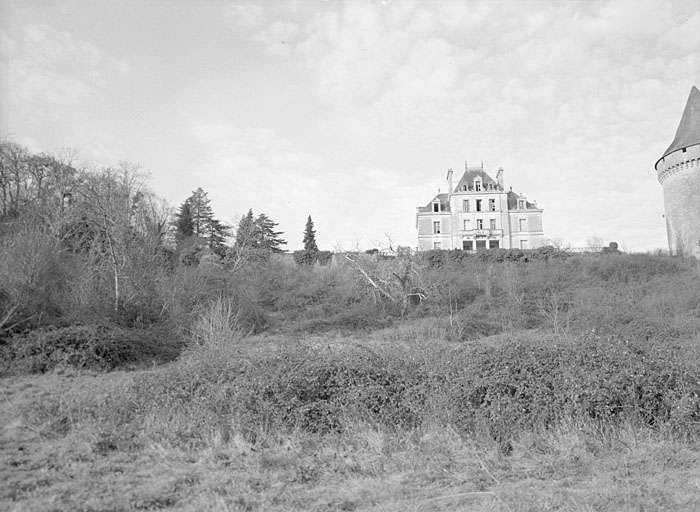 Le château, vue prise du sud.