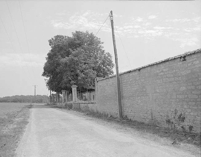 Ferme, clôture à piliers, vue prise de l'ouest.