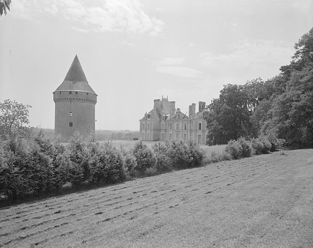 Le donjon et le château, vue prise du nord est.