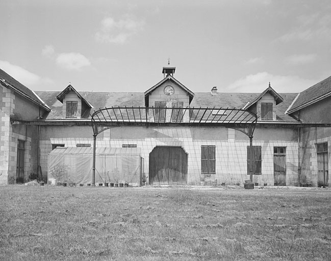 Ecuries et remise, vue prise du sud.