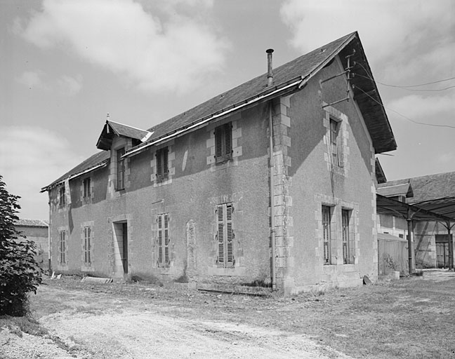 Ecuries et remise, vue prise du sud ouest.