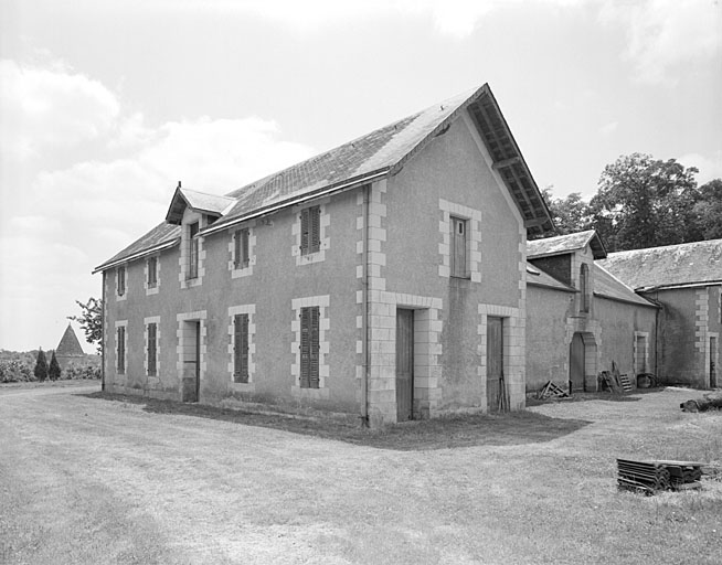 Ecuries et remise, vue prise du sud ouest.