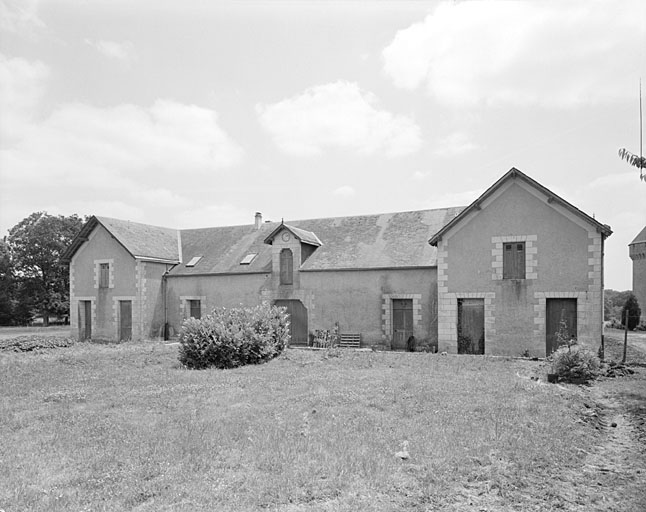 Ecuries et remise, vue prise du nord ouest.