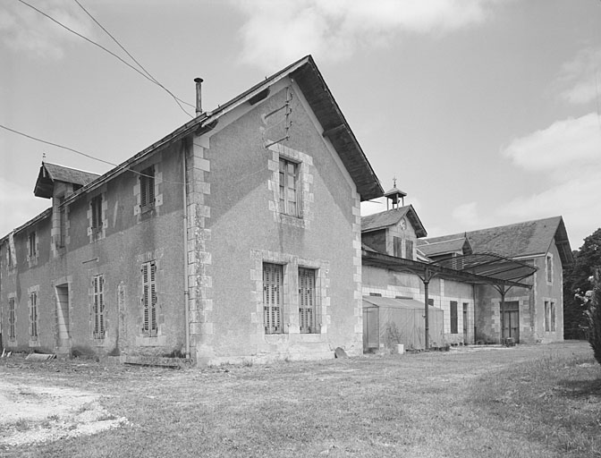 Ecuries et remise, vue prise du nord est.