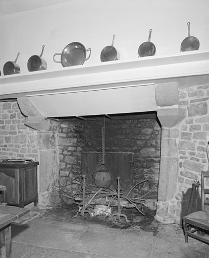 Logis, rez-de-chaussée : cheminée de la cuisine.