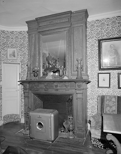 Logis, rez-de-chaussée, pièce de l'angle est : cheminée.