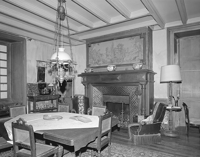 Logis, rez-de-chaussée, pièce de l'angle nord : cheminée.