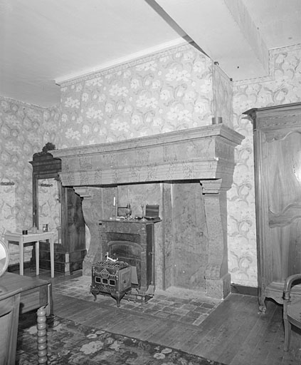 Logis, premier étage, pièce centrale du flanc nord ouest : cheminée.