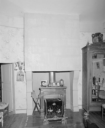 Logis, premier étage, pièce de l'angle est : cheminée.
