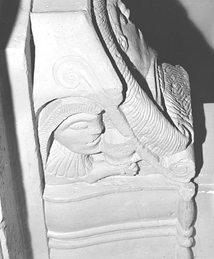 Logis, rez-de-chaussée, pièce centrale du flanc nord-ouest, cheminée, détail du corbeau de gauche, face latérale gauche : tête d'homme.