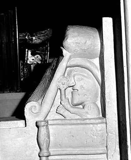Logis, rez-de-chaussée, pièce centrale du flanc nord-ouest, cheminée, détail du corbeau de droite, face latérale droite : buste d'homme tenant une fleur.