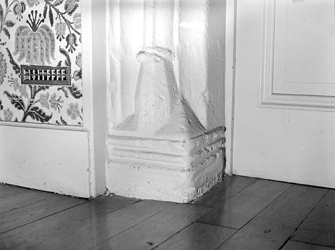Logis, rez-de-chaussée, pièce de l'angle est : base moulurée de la porte ancienne.