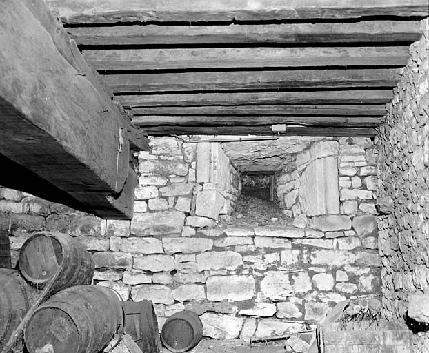 Logis, cave du côté sud, fenêtre avec piédroits en remploi.