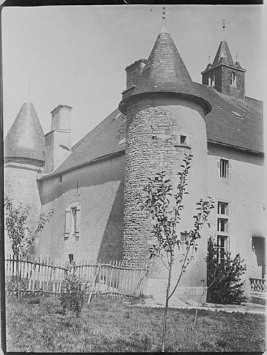 Château, élévations antérieures sud-ouest et sud-est, vue de la tour sud.