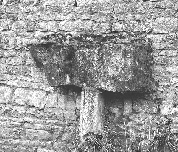 Communs nord, élévation postérieure : détail d'un corbeau sculpté en remploi sur l'appendice rajouté au nord du garage.