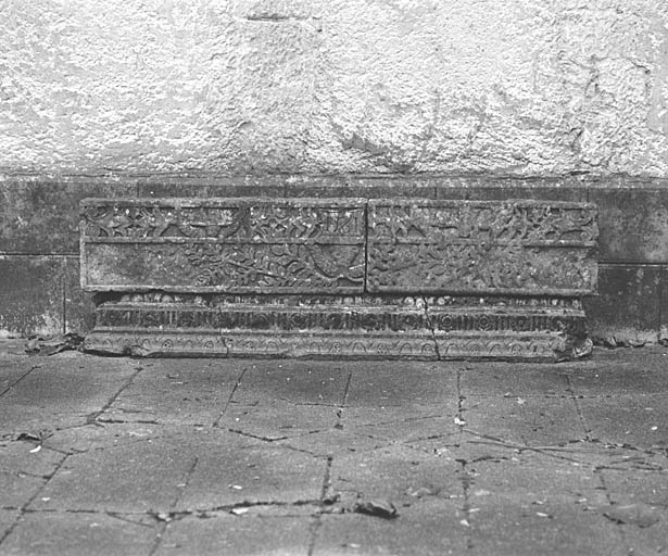 Linteau de cheminée sculpté, daté 1561, posé devant la façade nord-ouest du château.