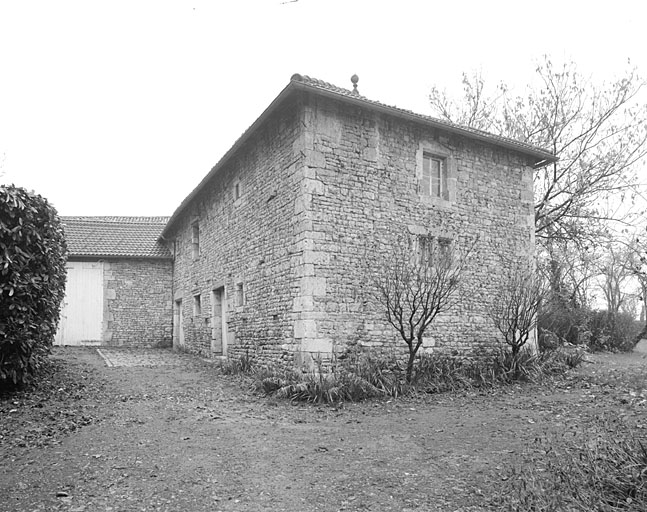 Communs nord ouest, élévations antérieure et latérale est.