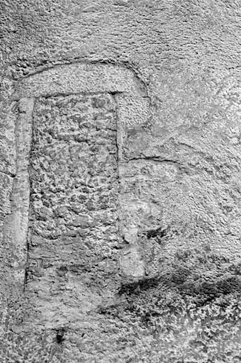 Logis, tour nord, élévation ouest, premier étage : détail de la porte murée menant jadis à la chapelle.