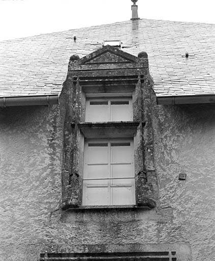 Logis, élévation sud-ouest, fenêtre haute en remploi (provenant d'une maison de Chenay).