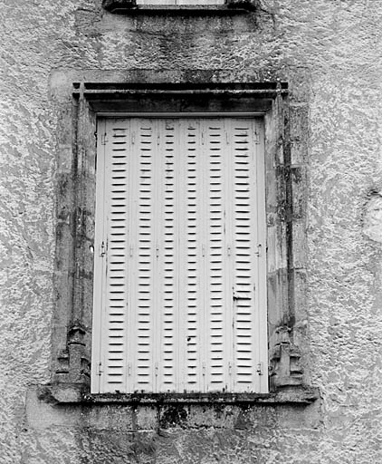 Logis, élévation sud-ouest, fenêtre en remploi (provenant d'une maison de Chenay).