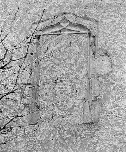 Logis, élévation sud-ouest, fenêtre murée.