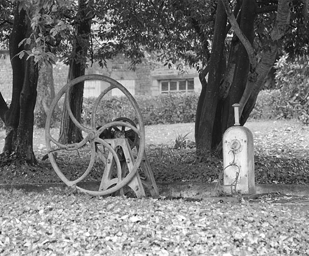 Jardin du logis, puits.