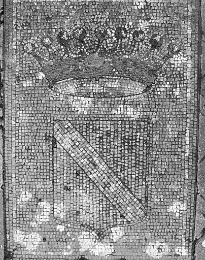 Seuil devant la façade nord-ouest du château : mosaïque représentant les armoiries des de Menou.