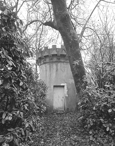 Tour crénelée néo-gothique, à l'est du château.