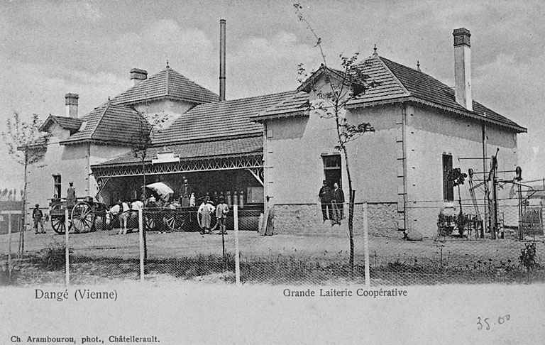Elévation antérieure du bâtiment est au début du XXe siècle. Carte postale.